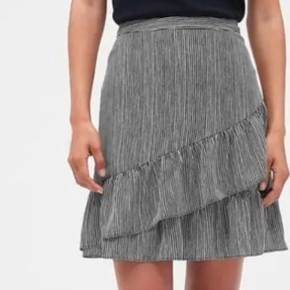Banana Republic Dresses & Skirts - Banana Republic Tiered Ruffle Stripe Mini Skirt In Navy & White Size 8 EUC